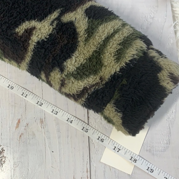 Blank NYC Faux Sherpa Teddy Camo jacket Size Small - Picture 10 of 10